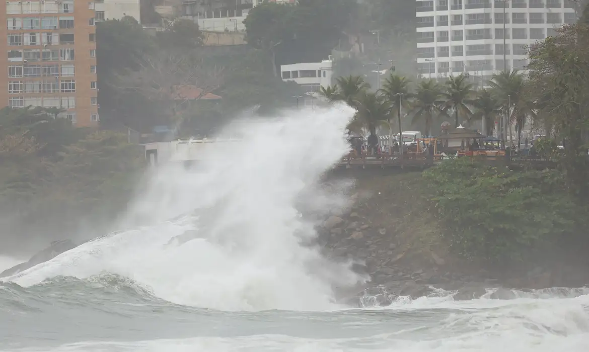 Marinha emite alerta de ressaca e Ciclovia Tim Maia é interditada até terça-feira - Imagem do artigo original