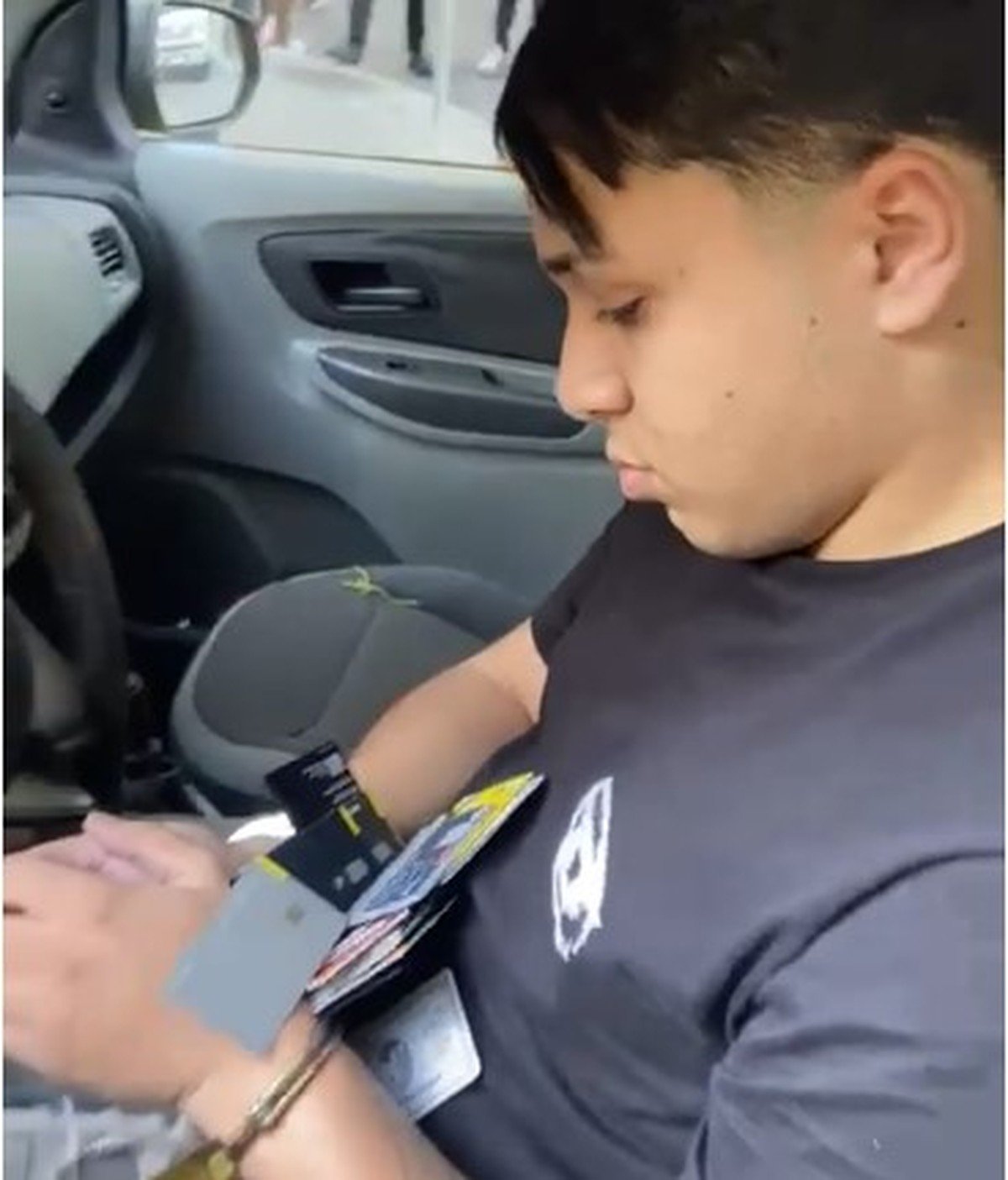 Falso taxista é preso na Zona Sul do Rio com 53 cartões de crédito e placas clonadas - Imagem do artigo original