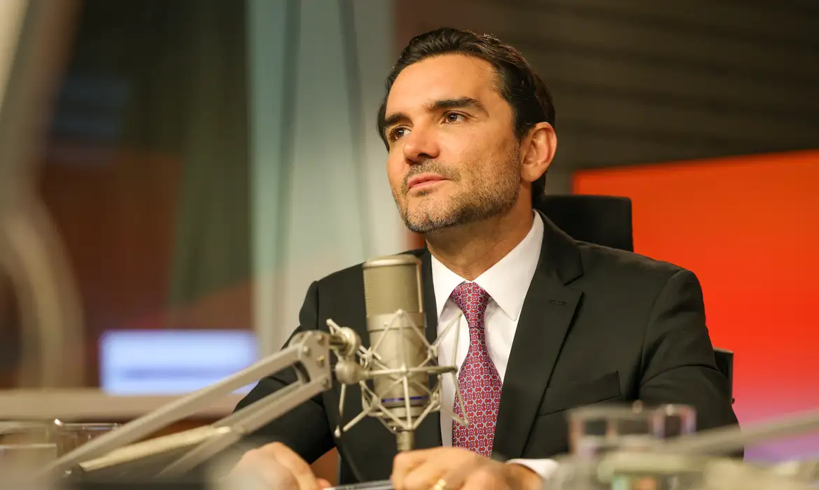 Ministro Celso Sabino anuncia saída do Turismo após pressão interna - Imagem do artigo original