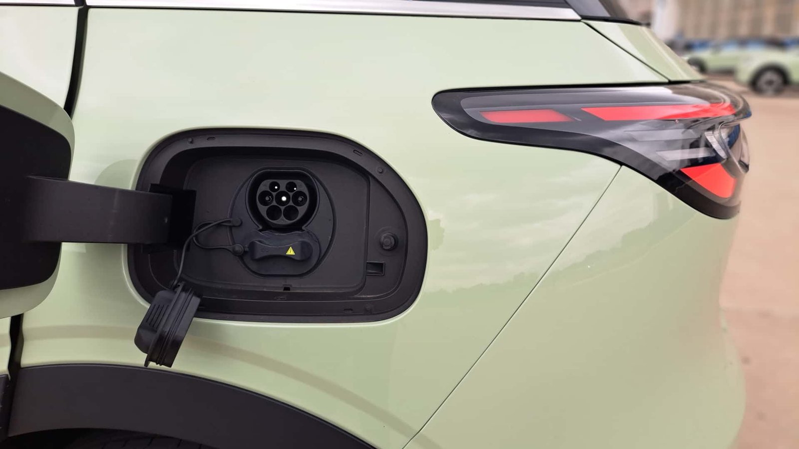 Maioria dos motoristas de elétricos no Brasil prefere pagar recarga com cartão diretamente no terminal - Imagem do artigo original