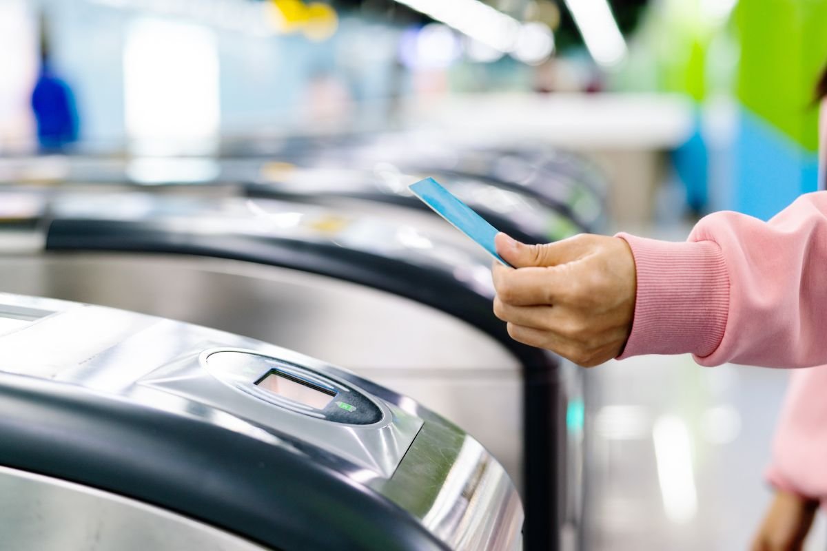 Metrô de São Paulo começa a aceitar cartão de crédito e débito por aproximação em catracas selecionadas - Imagem do artigo original