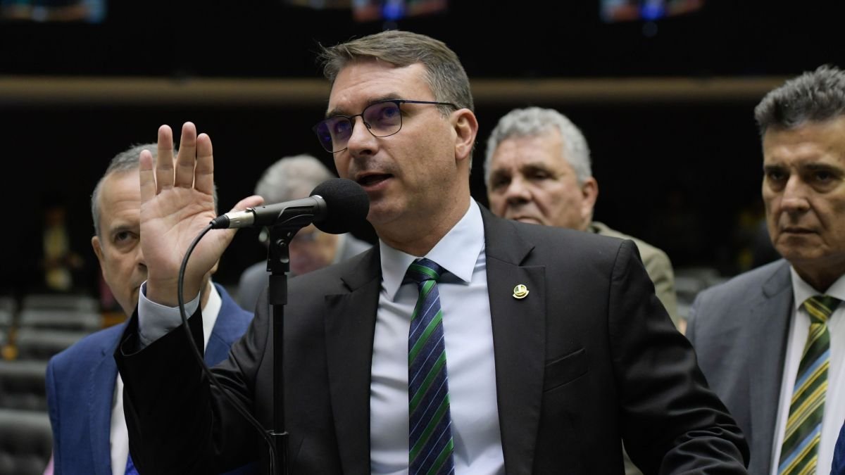 Anúncio da pré-candidatura de Flávio Bolsonaro gera reações opostas no campo político - Imagem do artigo original