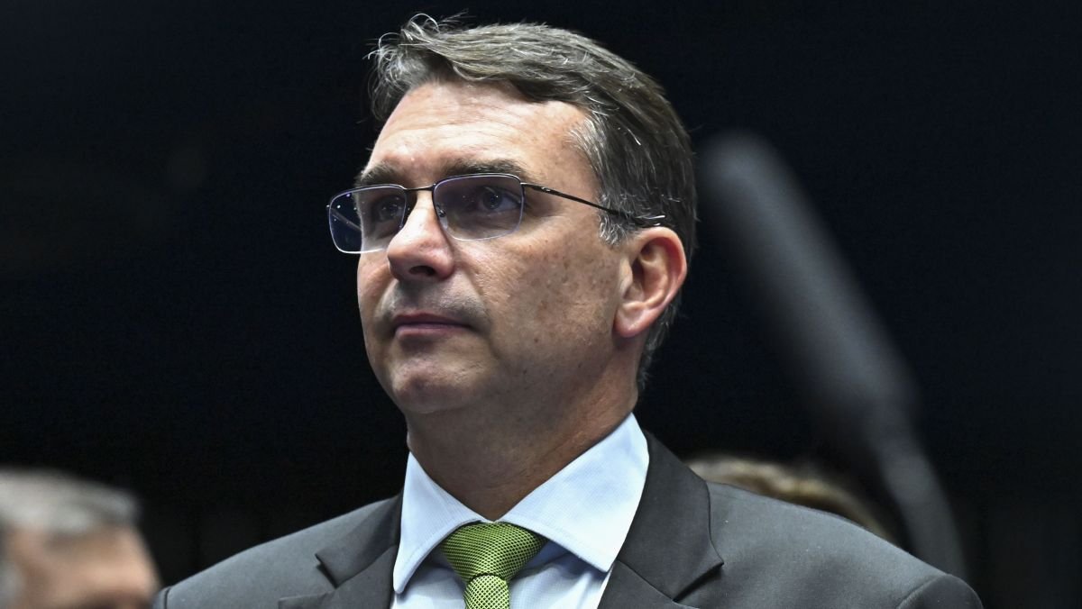 Flávio Bolsonaro reúne caciques do Centrão para tentar viabilizar candidatura presidencial - Imagem do artigo original