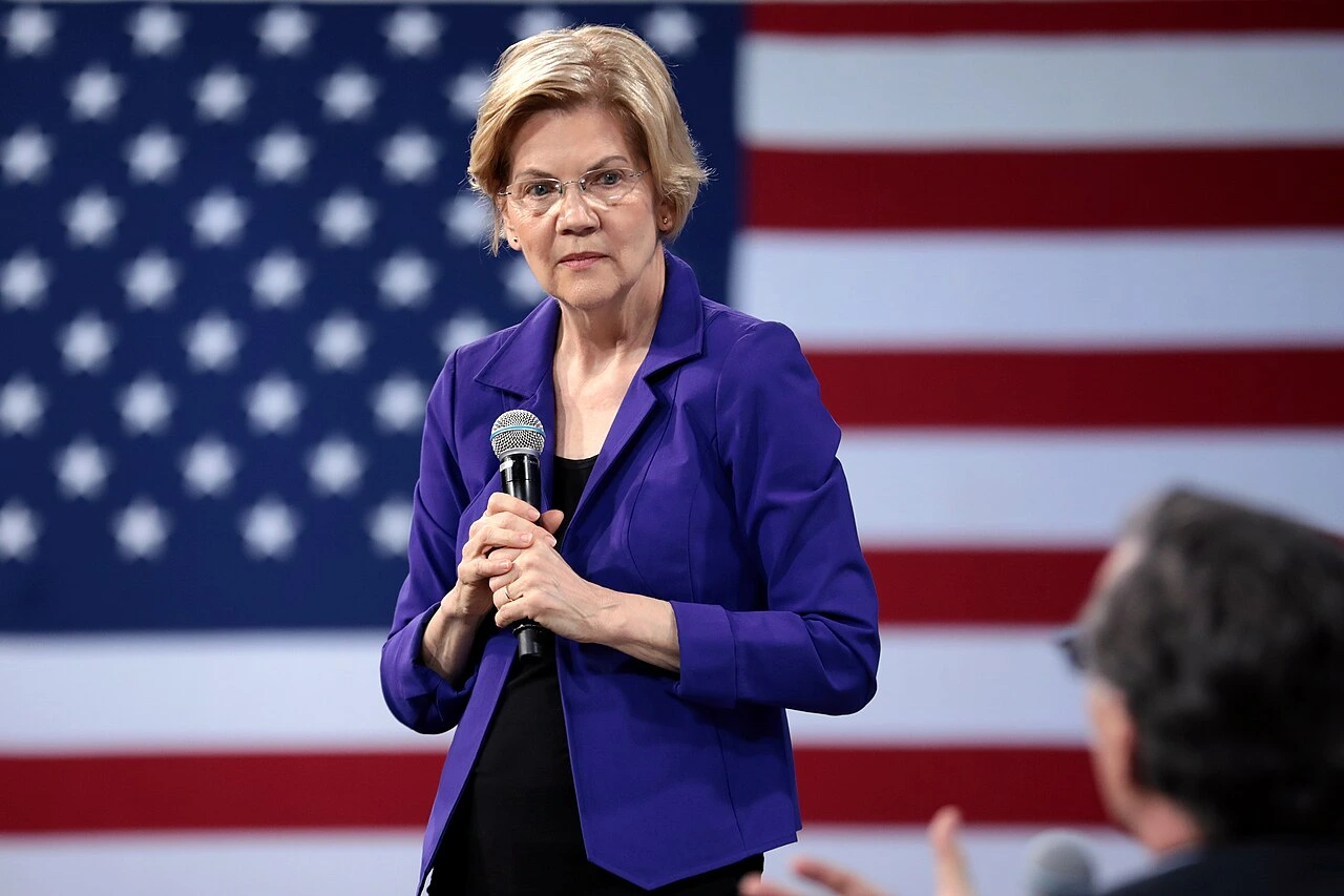 Warren acusa chefe interino do CFPB de sabotar plano de Trump para reduzir juros do cartão - Imagem do artigo original