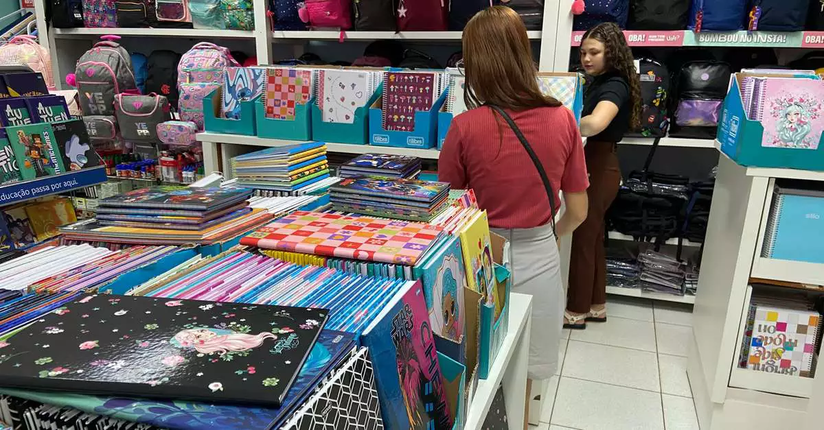 Planejamento e pesquisa ajudam famílias a usar cartão de crédito na compra do material escolar - Imagem do artigo