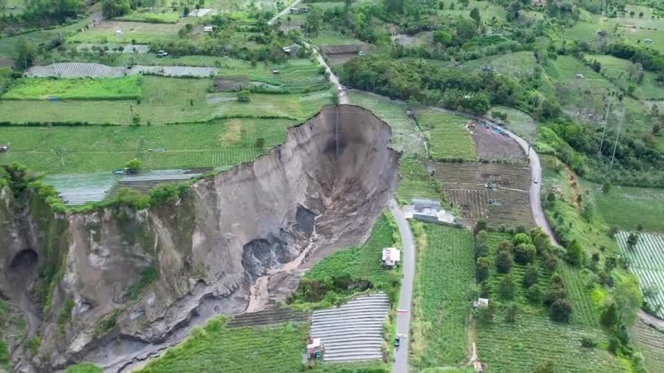 Cratera de três hectares avança sobre plantações e ameaça agricultores em Aceh, Indonésia - Imagem do artigo original
