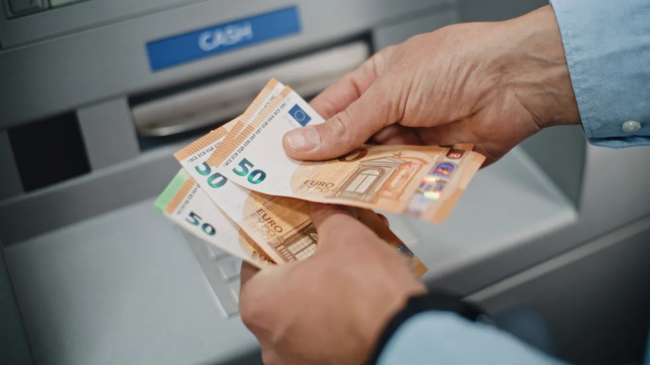 Saque em caixa eletrônico é gratuito no débito, mas pode custar caro no crédito, alerta Banco de Portugal - Imagem do artigo original