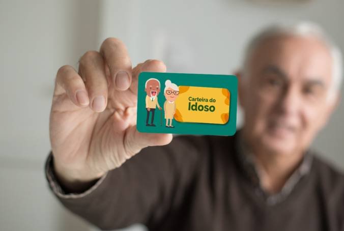 Idoso segurando a Carteira do Idoso