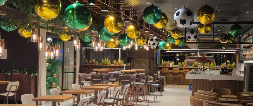 Salas VIP AMBAAR transformam a espera nos aeroportos durante a Copa do Mundo com drinks temáticos e transmissão dos jogos - Imagem do artigo original